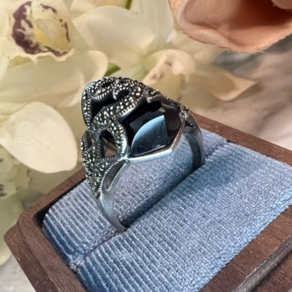 Vintage Black Onyx Filigree Swirl Setting. Caged stone Ring with Marcasite 925 - Picture 4 of 16